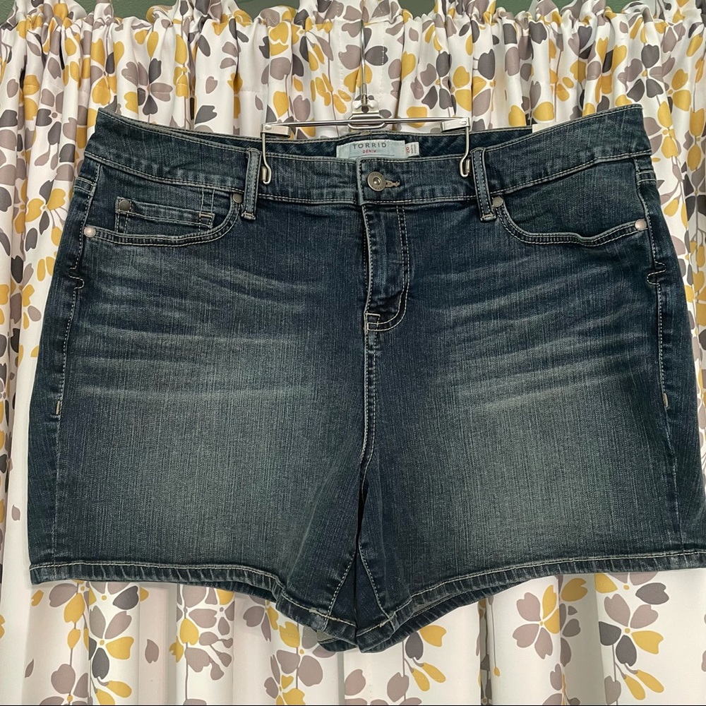 NWT torrid 5” inseam denim shorts size 20